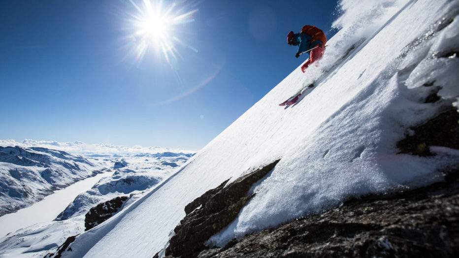 Besshø (2258 moh.) er et flott toppturmål vinterstid. I bakgrunnen ligger Gjende. Foto: Christian Nerdrum.